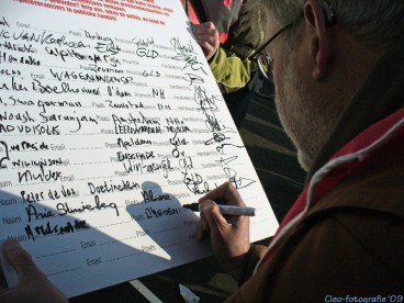 Henk zet handtekeing